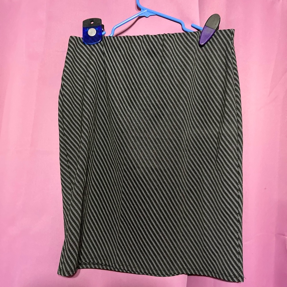 Maurices black diagonal stripe skirt